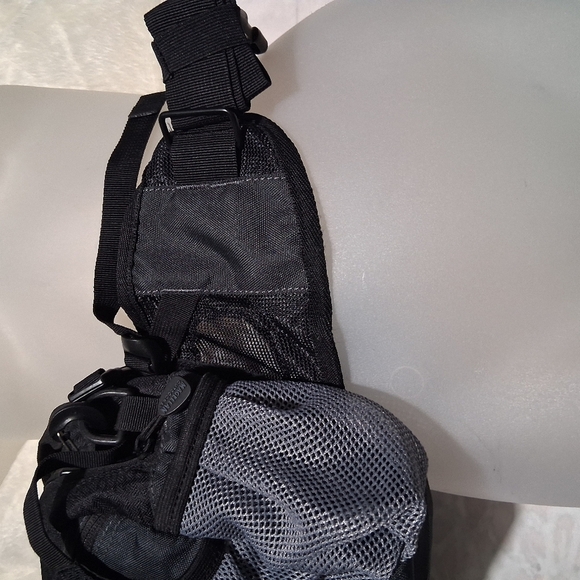 Magellan Outdoors Black Belt Bag with Sporty Design - Picture 4 of 6
